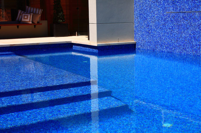 Swimming pool steps